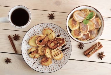 vanilya ve çikolata bir kase ile peynirli gözleme 