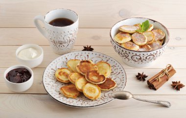 çay partisi ekmek, krem ve reçel ile