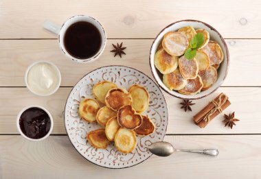 çay partisi ekmek, krem ve reçel ile 