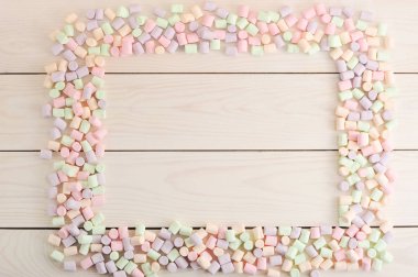 çerçeve beyaz tahta üzerinde metin için boş yer ile kavrulmuş lokum gibiydi 