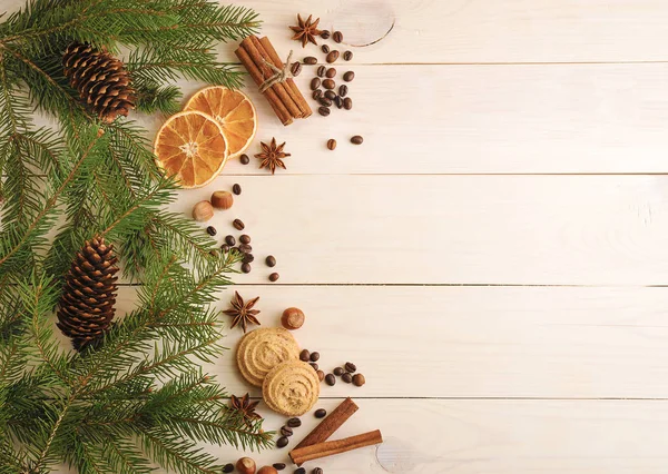Fondo de Navidad con ramas de árbol de pelo, conos, naranja seca — Foto de Stock