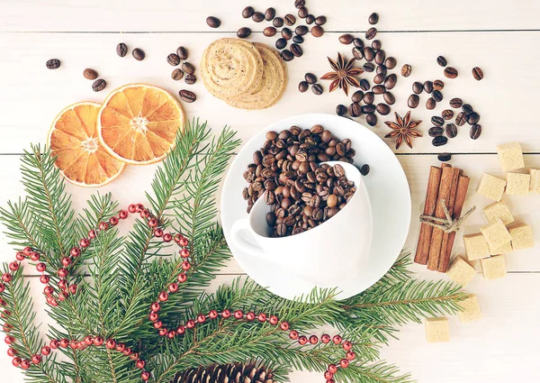 Grãos de café derramado em uma caneca no fundo de Natal de su — Fotografia de Stock