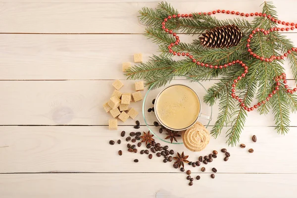 Kaffeetasse mit Plätzchen auf weihnachtlichem Hintergrund — Stockfoto