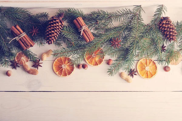 Boże Narodzenie tło z gałęzi choinki, szyszki, d — Zdjęcie stockowe