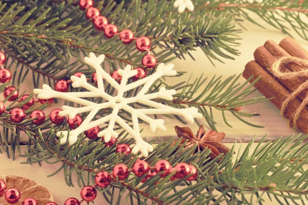 Fundo de Natal - Árvore de Natal, canela, contas e neve — Fotografia de Stock