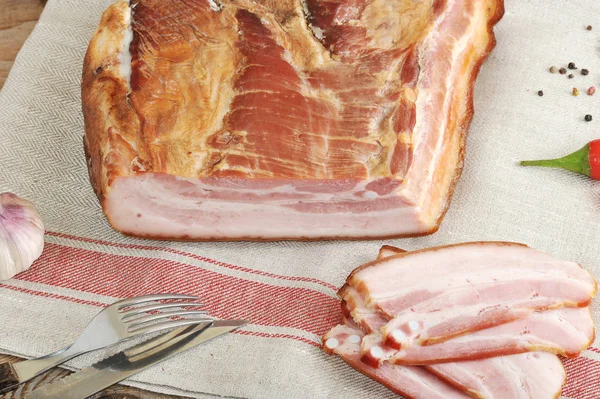 El pedazo de la carne de cerdo ahumada - el lomo a la servilleta de lino — Foto de Stock