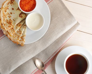 Havyar ve ekşi krema bir daire üzerinde ile Pancakes 