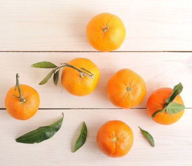 mandalina ahşap zemin üzerine yeşil yaprakları ile 