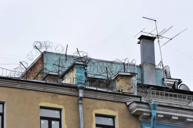 Dikenli tel ve anten çatılarda 