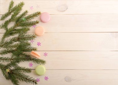 pasta macarons Noel ağaç dalları ve kar taneleri üzerinde woo