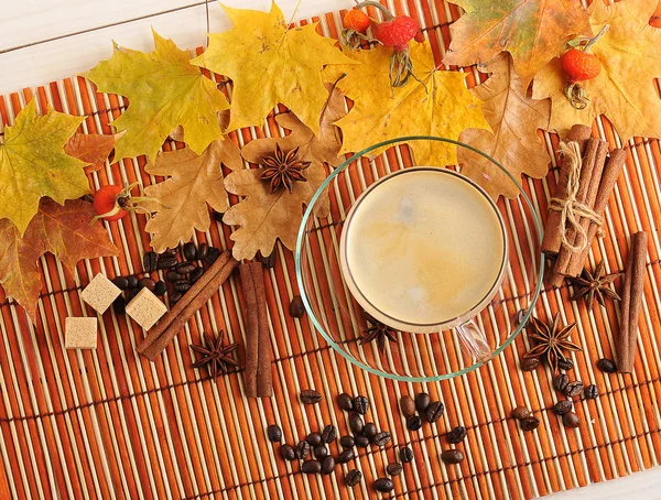 Outono café - folhas amarelas de carvalho, bordo e café em trans — Fotografia de Stock