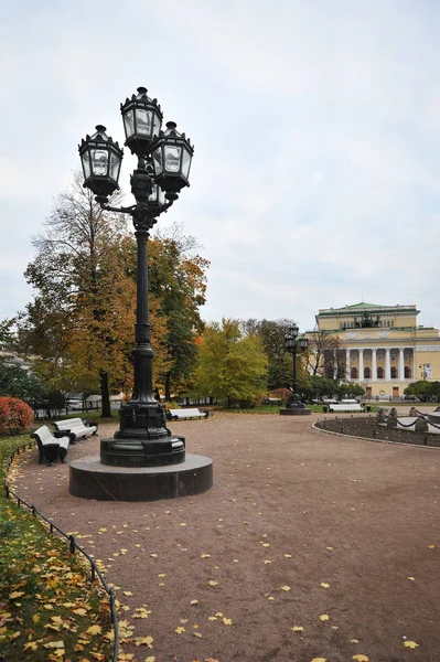 Lanterna de ferro fundido no outono o jardim Catherine em São Petersbu — Fotografia de Stock