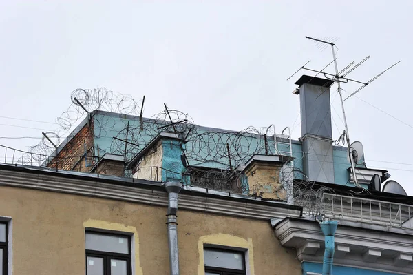 Barbed wire and antennae on the roofs — Stock Photo, Image