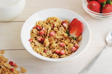 Mısır gevreği bir kase çilek dilimleri ile