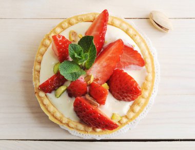 kek sepeti ile çilek, Antep fıstığı, tereyağı krema ve 