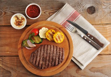 ızgara dana biftek, parçalar halinde kesilmiş sebzeler - zucchi ızgara