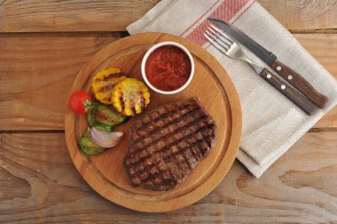 ızgara dana biftek, parçalar halinde kesilmiş sebzeler - zucchi ızgara