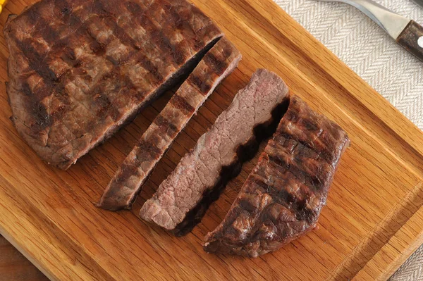 Bife grelhado, cortado em pedaços — Fotografia de Stock