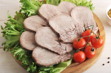 sığır dili birlikte marul yaprakları, kiraz domates