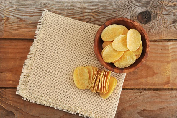 Batatas fritas frescas no prato e batatas fritas — Fotografia de Stock