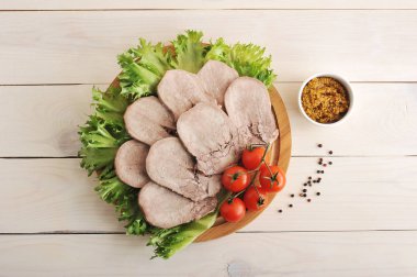 sığır dili birlikte marul yaprakları, kiraz domates bir