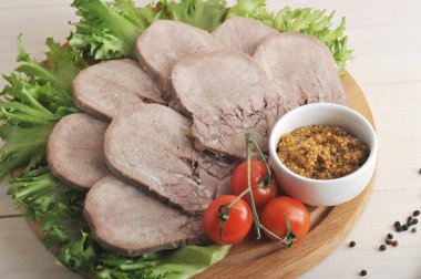 sığır dili birlikte marul yaprakları, kiraz domates bir