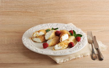 süzme peynir ve bir plaka üzerinde ahududu ile Pancakes