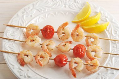 kiraz domates ahşap şişleri ve limon ile saptırılmış karides