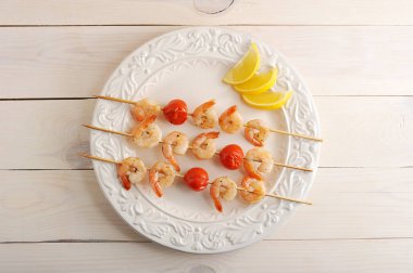 kiraz domates ahşap şişleri ve limon ile saptırılmış karides