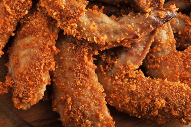 kızarmış tavuk kanadı ahşap arka plan üzerinde tava