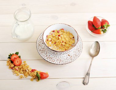 Mısır gevreği ve çilek süt ile kase 