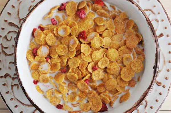 Bowl of cereal and strawberries and milk close up — Stock Photo, Image