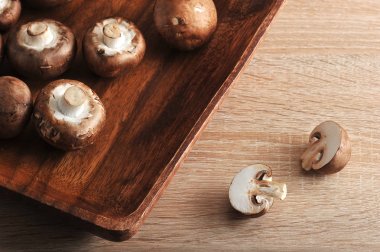 Taze çiğ kahverengi kestane mantar bütün kare ahşap plaka