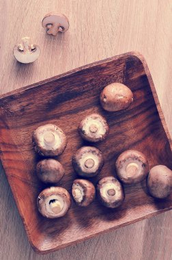 Taze çiğ kahverengi kestane mantar bütün kare ahşap plaka