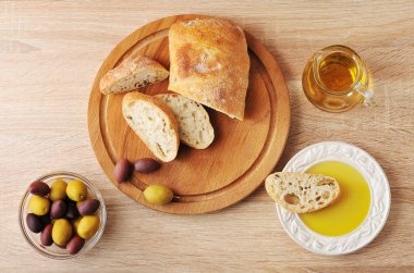 Dilimlenmiş ekmek ciabatta, zeytin ve sızma zeytinyağı