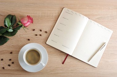 kırmızı gül ve bir fincan kahve ve günlüğü ile olan maddeler ve