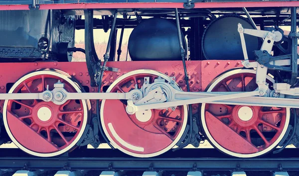 Ruedas rojas de la vieja locomotora de vapor —  Fotos de Stock