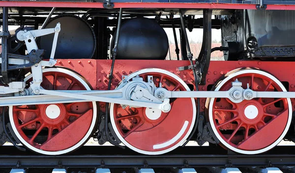 Rote Räder einer alten Dampflokomotive — Stockfoto