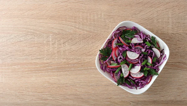 Вегетарианское меню - салат из капусты и редис в миске — стоковое фото