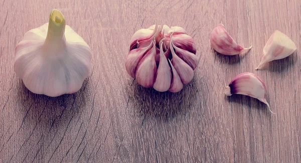 Aglio. bulbo di aglio intero e spicchi d'aglio — Foto Stock