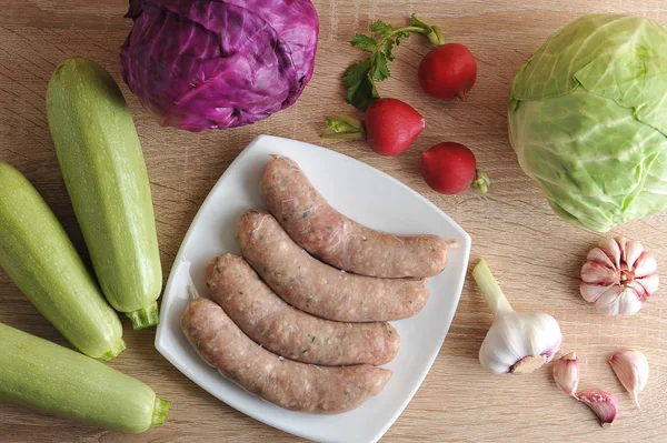 Rohe Fleischwurst und Gemüse — Stockfoto