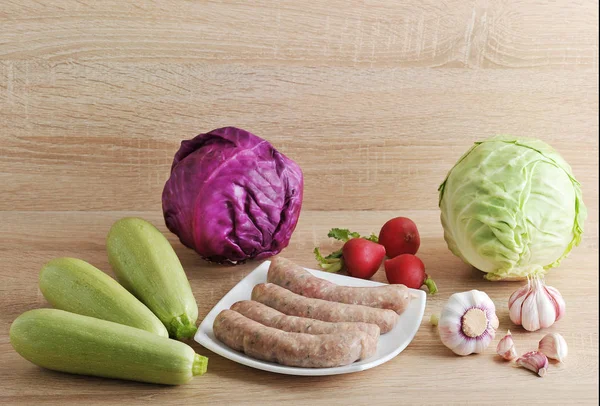 Rohe Fleischwurst und Gemüse — Stockfoto