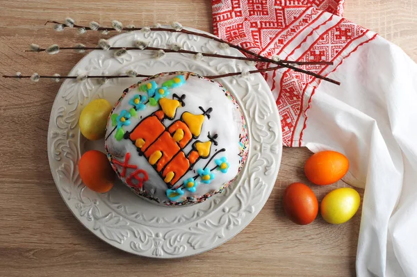 Пасхальний торт з кольоровими яйцями і вербовими гілочками — стокове фото
