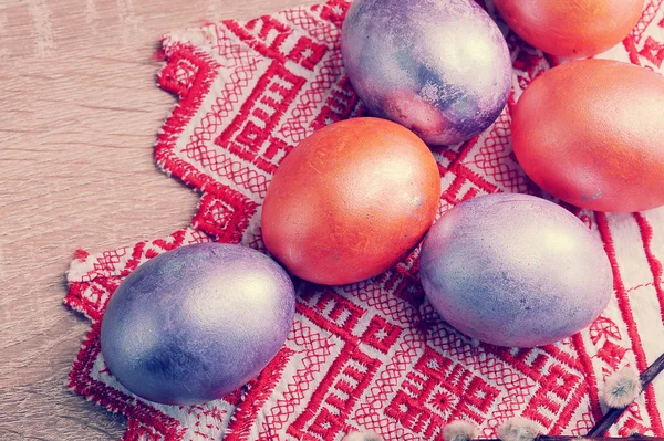 Geverfde eieren voor Pasen in rood en Parel kleur — Stockfoto