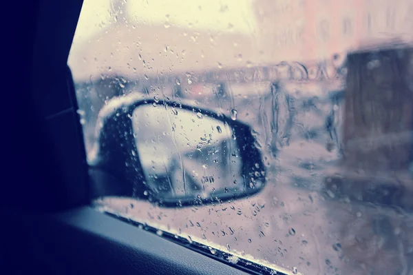 Капли дождя на зеркало заднего вида автомобиля — стоковое фото