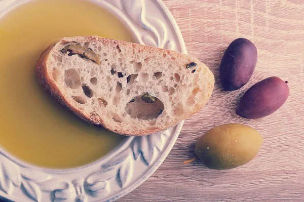 Dilimlenmiş ekmek ciabatta yuvarlak kurulu, zeytin ve sızma ol — Stok fotoğraf