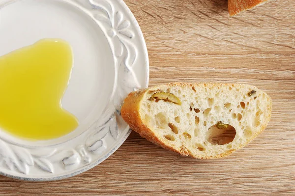 Zeytin ve zeytinyağı sarı saçtan ciabatta ekmek — Stok fotoğraf