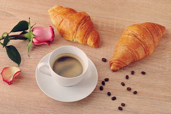 Matin Petit déjeuner - deux croissants, café et rose rouge — Photo