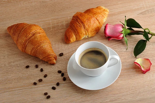 Matin Petit déjeuner - deux croissants, café et rose rouge — Photo