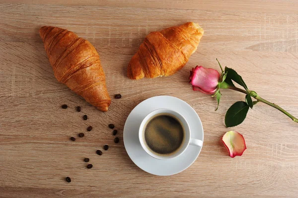 Matin Petit déjeuner - deux croissants, café et rose rouge avec tor — Photo